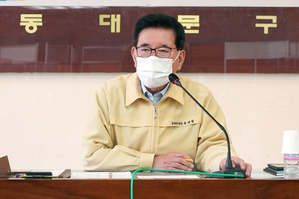 ▲ 대학 긴급방역 관련 점검회의 참석한 유덕열 구청장.