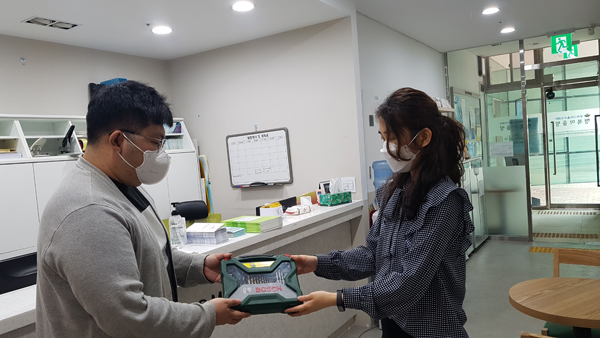 ▲ 지난 3월 주민에게 공구를 대여하는 모습.