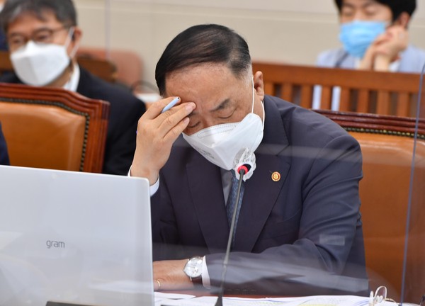 ▲ 자료 살펴보는 홍남기 경제부총리. /뉴시스