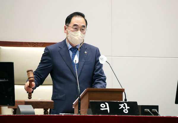 ▲ 제265회 폐회하는 윤창근 의장.