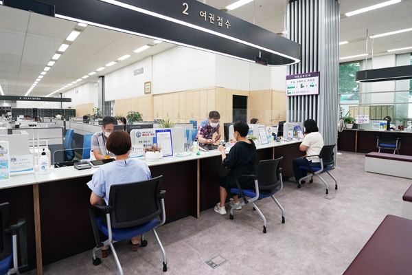 ▲ 동대문구 민원여권과 여권접수 창구.