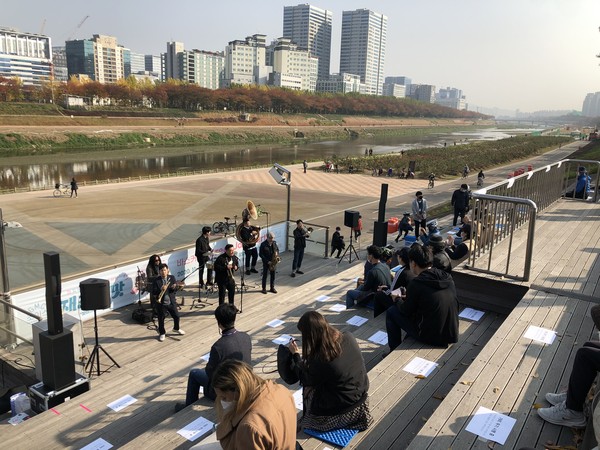 ▲ 안양천 버스킹 공연.