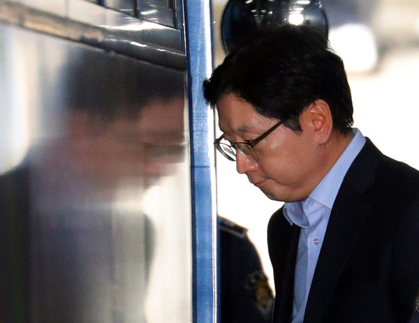 ▲ 호송차 오르는 김경수 경남지사. /뉴시스