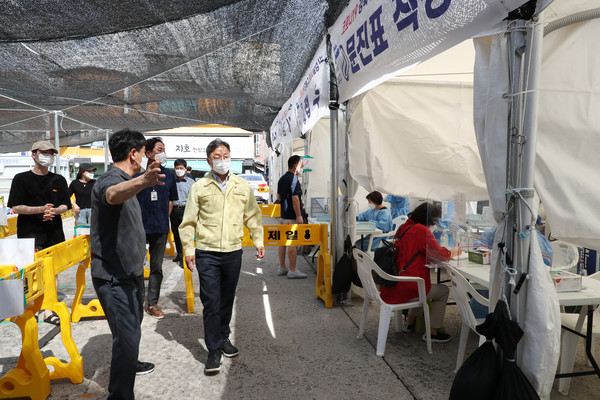 ▲ 강북구의회 이용균 의장, 강북구청 옆 임시선별검사소 격려 방문.