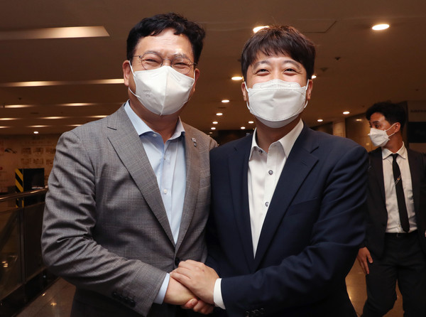 ▲ 송영길 더불어민주당 대표와 이준석 국민의힘 대표가 악수하고 있다. /뉴시스