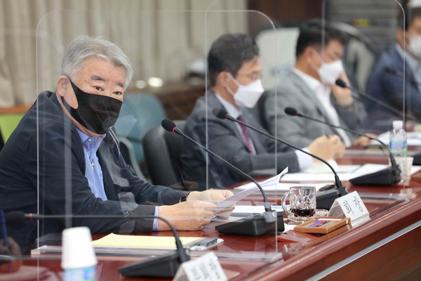 ▲ 주요현안설명회 참석한 김우남 회장.
