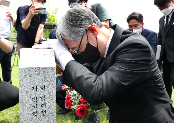 ▲ 천안함 전사자 묘비 어루만지는 최재형 전 감사원장. /뉴시스