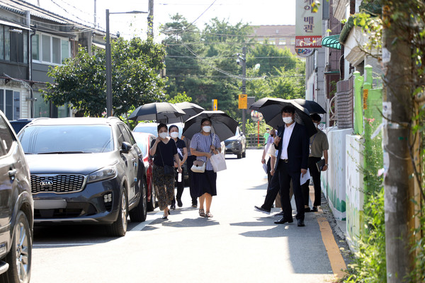 ▲ 서호초 통학로 안전문제 현장 점검 모습.