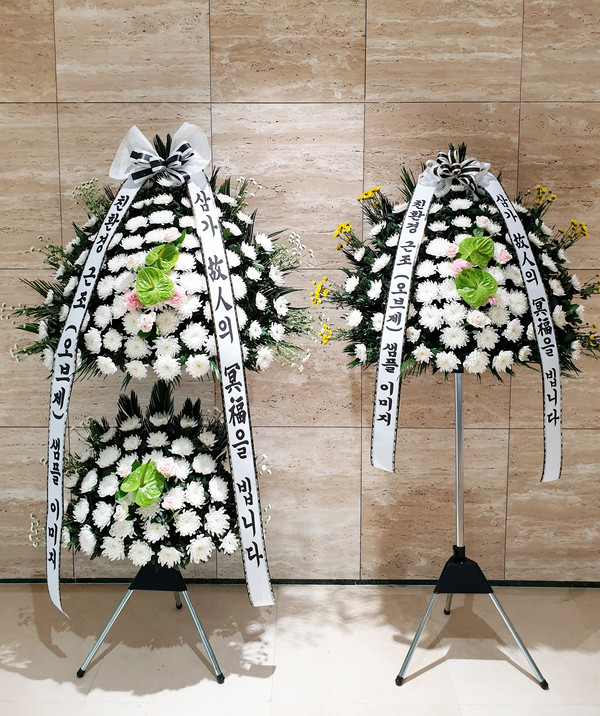 ▲ 26일 수원도시공사가 운영하는 수원시연화장 내 장례식장에 오는 8월부터 전면 도입되는 친환경 근조화환인 ‘오브제’ 화환이 놓여 있다.