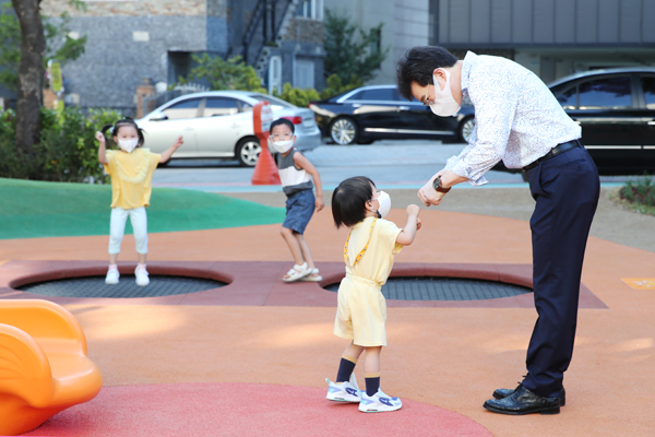 ▲ 놀이터에서 신나게 보내는 아이들과 즐겁게 인사 나누는 정원오 성동구청장.
