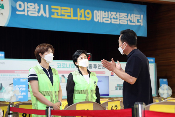 ▲ 의왕시의회 의장단 예방접종센터 봉사활동 진행 모습.