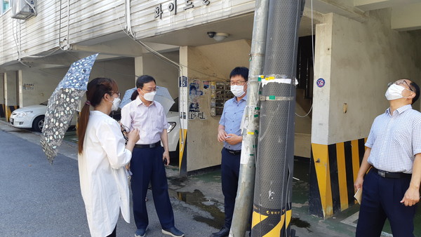 ▲ 사당 화이트빌라 앞 도로 내 통신주 현장조사 사진.