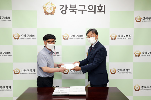 ▲ 강북구의회, 우이신설선 왕십리역 연장을 위한 주민동의서 추가 접수.