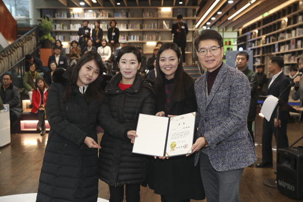 ▲ 2019 정오의 문화공연 대상 수상한 레브트리오와 정원오 성동구청장.