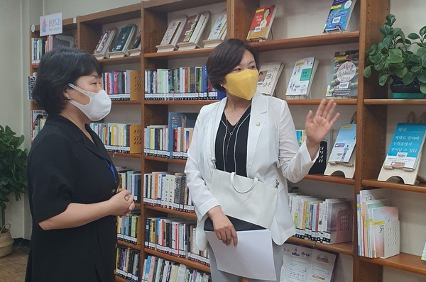 ▲ 이채명 시의원 치매극복 도서관 방문 모습.