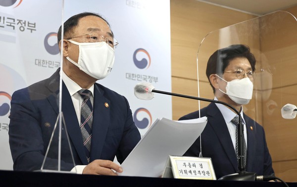 ▲ ‘부동산 시장 안정을 위해 국민께 드리는 말씀’ 낭독하는 홍남기 부총리. /뉴시스