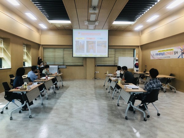 ▲ 광명교육지원청은 지난 28일 청내 광명실에서 광명개방형 고교학점제 온마을캠퍼스 확대를 위해 ‘학교 밖 학점이 인정되는 광명 지역사회 학습장’ 4곳을 추가로 심의·승인하였다.