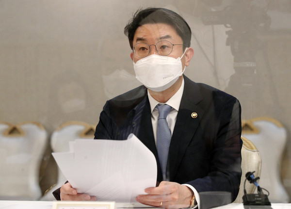 이억원 기획재정부 제1차관이 30일 오전 서울 종로구 정부서울청사에서 열린 제26차 혁신성장 전략점검회의 겸 코로나 정책점검회의 겸 한국판뉴딜 점검 TF 겸 제20차 물가관계차관회의에 참석해 발언하고 있다. (공동취재사진)