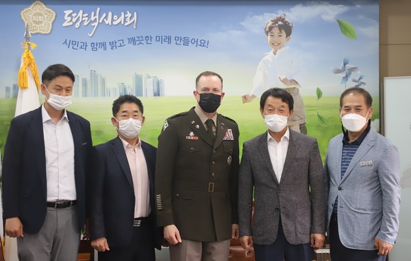 평택시의회 홍선의 의장, 험프리스 수비대 사령관 접견