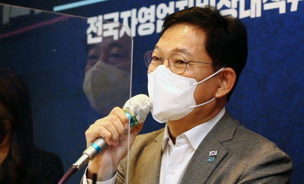 송영길 더불어민주당 대표가 3일 서울 마포구 한 커피전문점에서 열린 전국 자영업자 비상대책위원회 간담회에서 발언하고 있다. 2021.08.03.