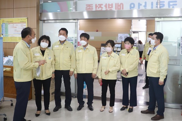 ▲ 보건소 및 선별진료소 격려 방문한 평택시의회 의원들.