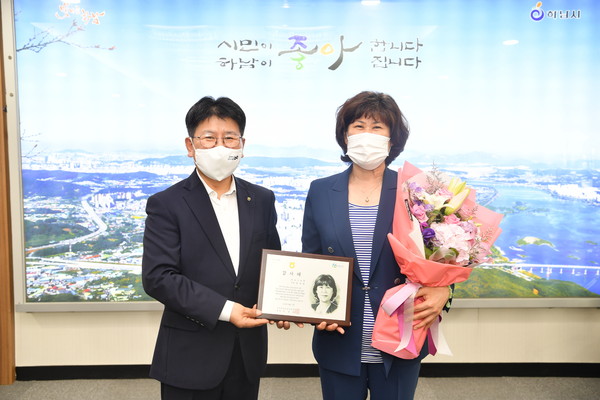 ▲ 방미숙 하남시의회 의장(사진 오른쪽)이 6일 정용왕 농협중앙회 경기지역본부 본부장으로부터 ‘동행6060 감사패’를 전달받고 기념사진을 찍고 있다.