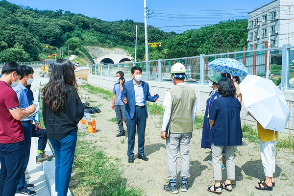 ▲ 지방도 317호선 (금곡동) 방음벽 관련 민원 현장 방문한 화성시의회 배정수 위원장.