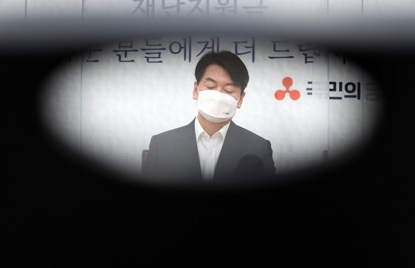 ▲ 최고위원회의 발언 듣는 안철수 대표. /뉴시스