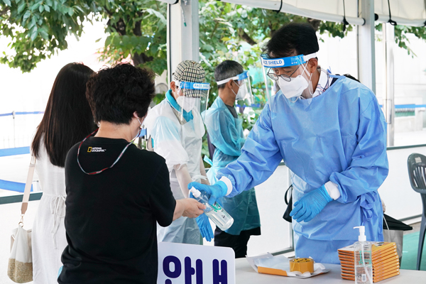 ▲ 최홍연 부구청장이 청량리역 광장 임시선별검사소에서 지원근무를 하고 있다.