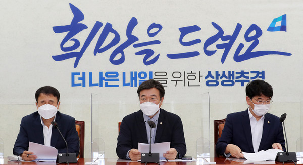 ▲ 윤호중 더불어민주당 원내대표가 10일 오전 서울 여의도 국회에서 열린 원내대책회의에서 발언하고 있다. /뉴시스