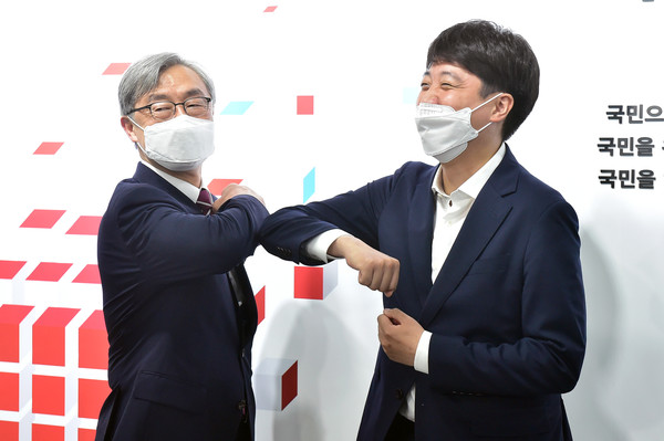 ▲ 이준석 국민의힘 대표와 최재형 전 감사원장이 15일 서울 여의도 국민의힘 중앙당사에서 만나 인사하고 있다. /뉴시스