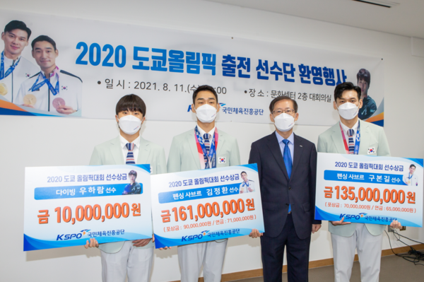 ▲ 사진 왼쪽부터 우하람(다이빙), 김정환(펜싱), 조현재 이사장, 구본길(펜싱).