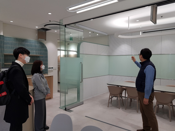 ▲ 상반기 대학생 아르바이트 참여자가 구청과 어르신일자리센터에서 근무하고 있다.