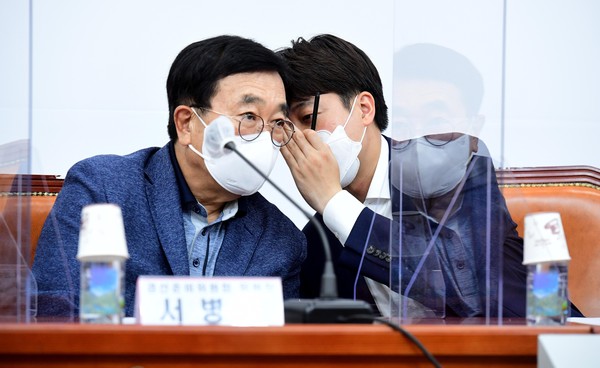 ▲ 서병수 위원장과 대화하는 이준석 대표. /뉴시스