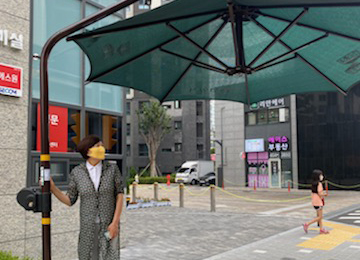▲ 도로변 무더위 그늘막 현장 점검하는 이채명 의원.