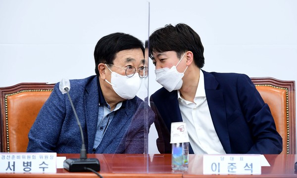 ▲ 서병수 위원장과 대화하는 이준석 대표. /뉴시스