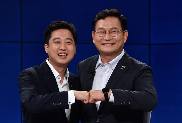 ▲ 기념촬영하는 송영길-이준석 대표. /뉴시스