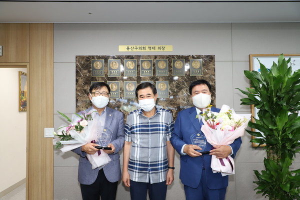 ▲ 용산구의회 윤성국·오천진 의원, 서울시구의회의장협의회 지방의정대상 수상 기념사진.