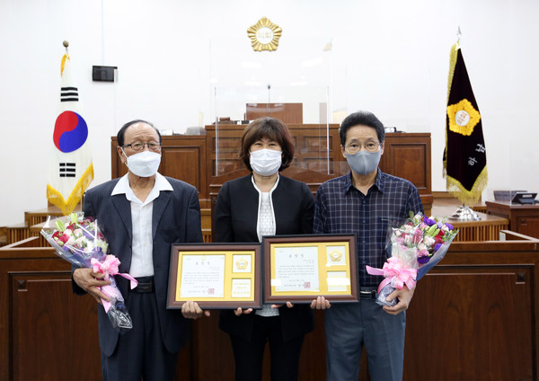 ▲ 방미숙 하남시의회 의장이 제76회 광복절을 앞두고 13일 시의회 본회의장에서 보훈문화 활성화에 공헌한 광복회 경기도지부 하남시지회 이영재·박동민 운영위원(사진 왼쪽)에 대한 표창 후 기념사진을 찍고 있다.