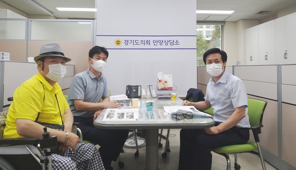 ▲ 문형근 의원, 장애인이용을 위한 운동시설 설치 관련 논의 모습.