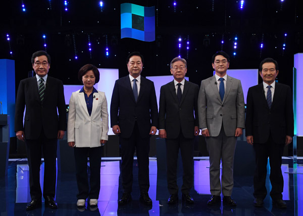 ▲ 이낙연(왼쪽부터), 추미애, 김두관, 이재명, 박용진, 정세균 더불어민주당 대선 경선 후보가 11일 서울 여의도 KBS에서 열린 본경선 3차 TV 토론회에 앞서 기념촬영하고 있다. /뉴시스