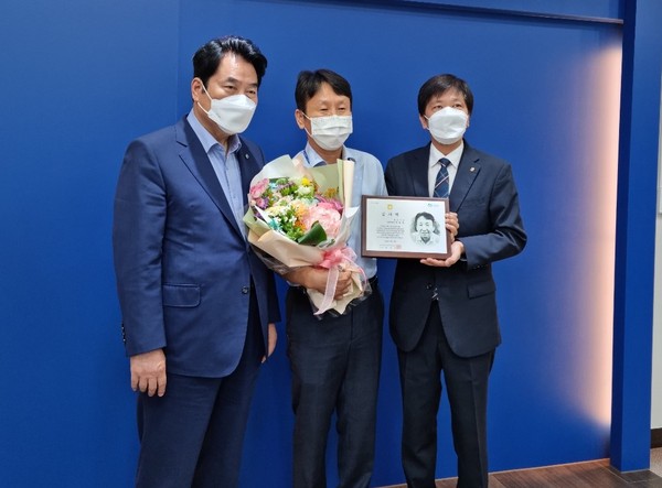 ▲ NH농협 용인시지부 농협창립60주년 감사패 전달 모습.