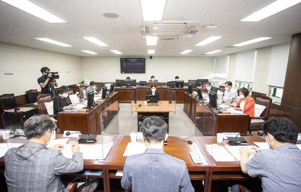 ▲ 제271회 임시회가 오는 24일부터 내달 10일까지 18일간 개최된다. 사진은 17일 271회 임시회 의사일정을 확정한 ‘제270회 제1차 정례회 폐회중 의회운영위원회’의 모습.