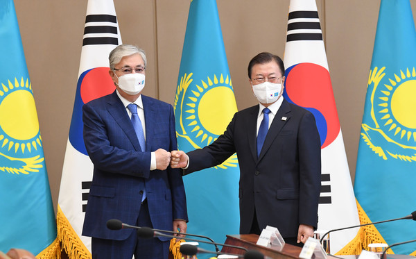 ▲ 문재인 대통령이 토카예프 카자흐스탄 대통령과 사진촬영을 하고 있다. /뉴시스