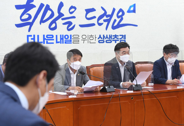▲ 윤호중 더불어민주당 원내대표 '원내대책회의 주재'. /뉴시스