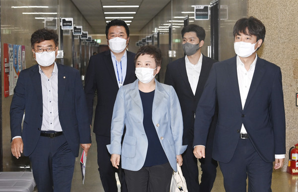 ▲ 이준석(오른쪽) 국민의힘 대표와 최고위원, 당직자들이 17일 오전 국회에서 열린 최고위원회의에 참석하고 있다. /뉴시스