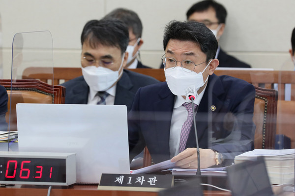 ▲ 질의 답변하는 이억원 기확재정부 1차관. /뉴시스