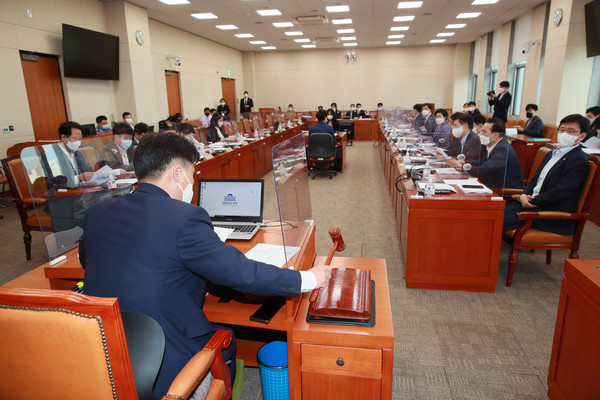 ▲ 기재위 조세소위원회 주재하는 김영진 기재위 조세소위 위원장. /뉴시스