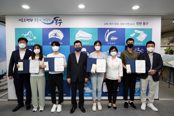 허인환 구청장·이사장과 선발된 동구의 장학생들의 장학증서 수여식 현장