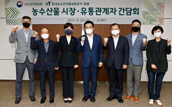 ▲ 한국농수산식품유통공사 김춘진 사장(우측 네번째), 국민권익위원회 전현희 위원장(좌측 세번째).